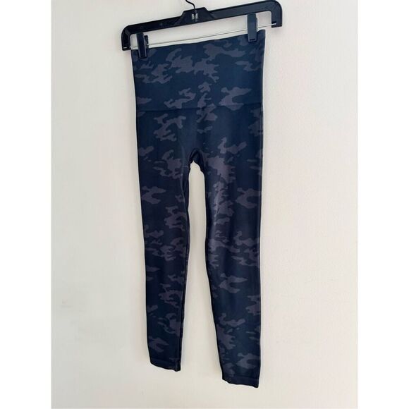 SPANX EcoCare Seamless Black Camo Leggings, Women’s Medium - Picture 4 of 9